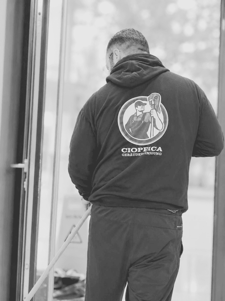 Mitarbeiter von Ciopeica Gebäudereinigung am Fenster